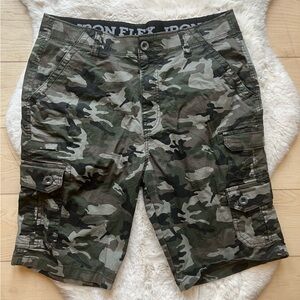 Green/Grey Camo Cargo Shorts Men’s Size 32W Sturdy Cotton Blend Long Inseam